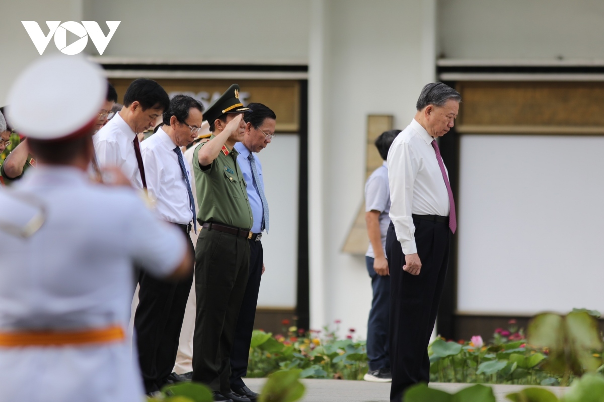 Newly elected Party chief To Lam pays floral tribute to President Ho Chi Minh